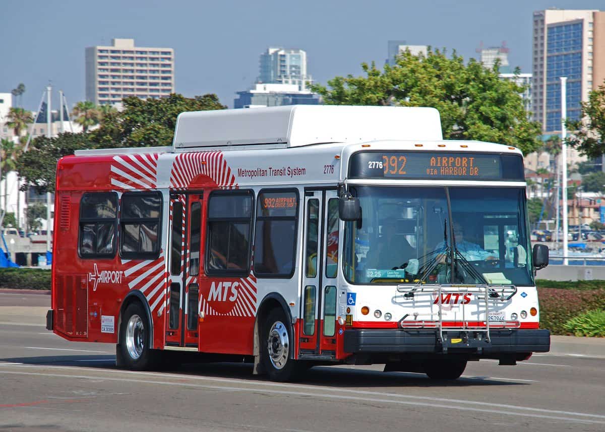 Đi xe bus số 992 là một lựa chọn giúp tiết kiệm chi phí cho hành khách
