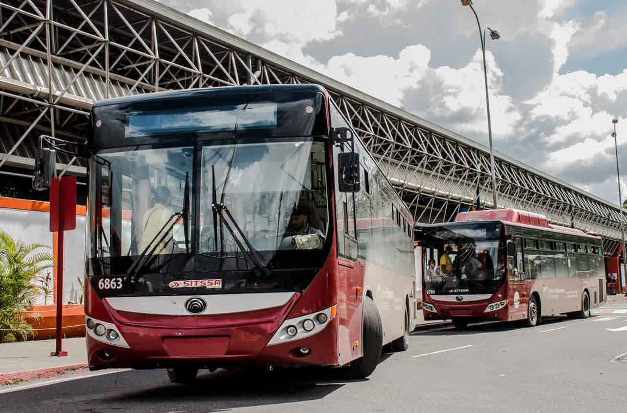 Hành khách có thể đi xe bus từ sân bay về thành phố Caracas