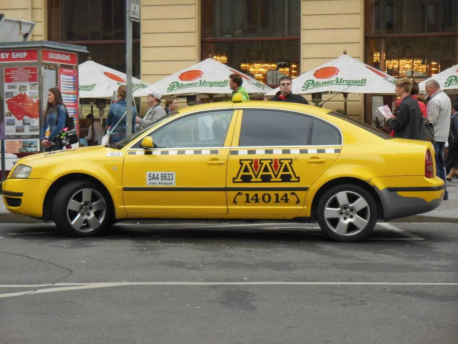 Di chuyển từ sân bay về thành phố Praha bằng taxi trong vòng 35 phút