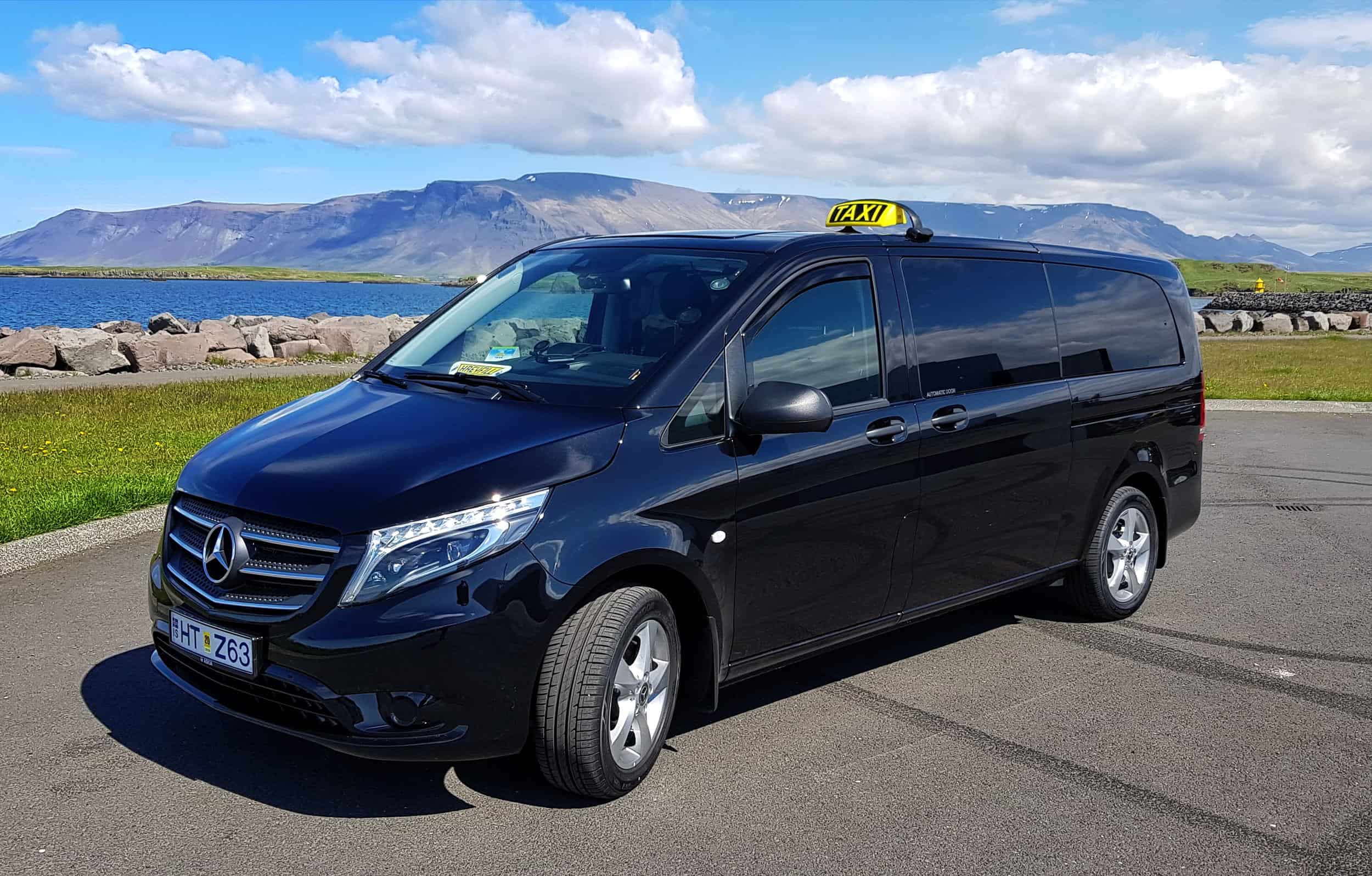 Di chuyển bằng taxi từ sân bay về trung tâm thành phố Keflavik