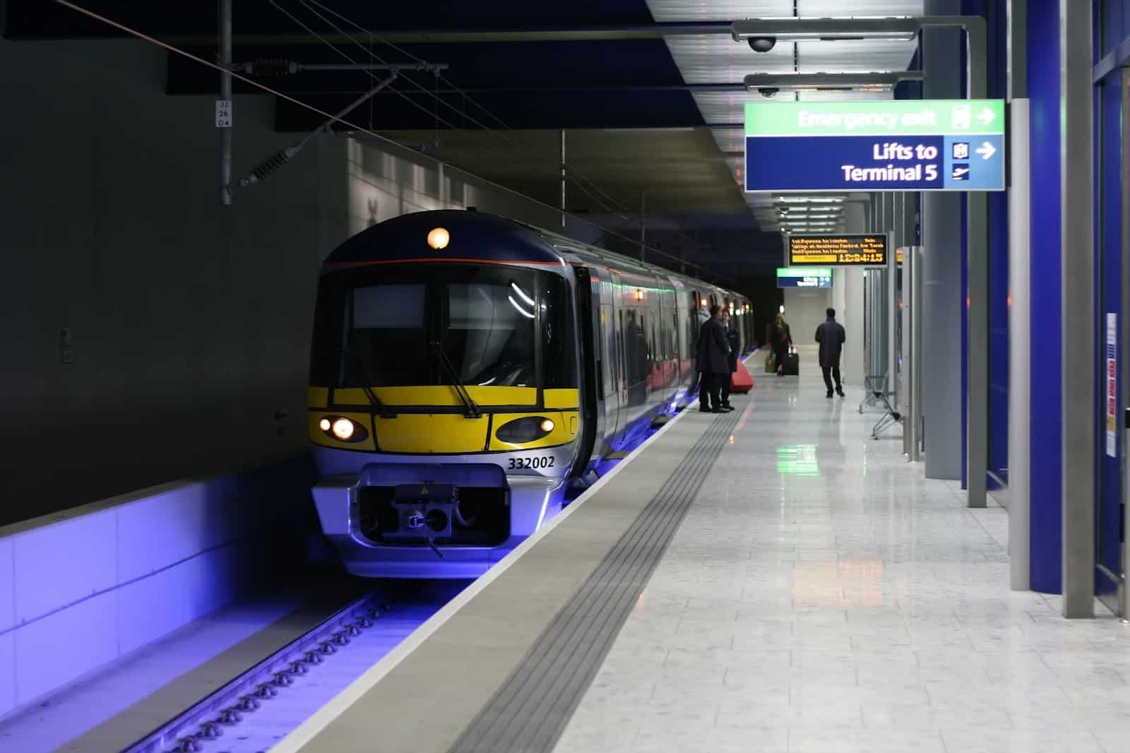Di chuyển từ sân bay về trung tâm London bằng tàu điện ngầm