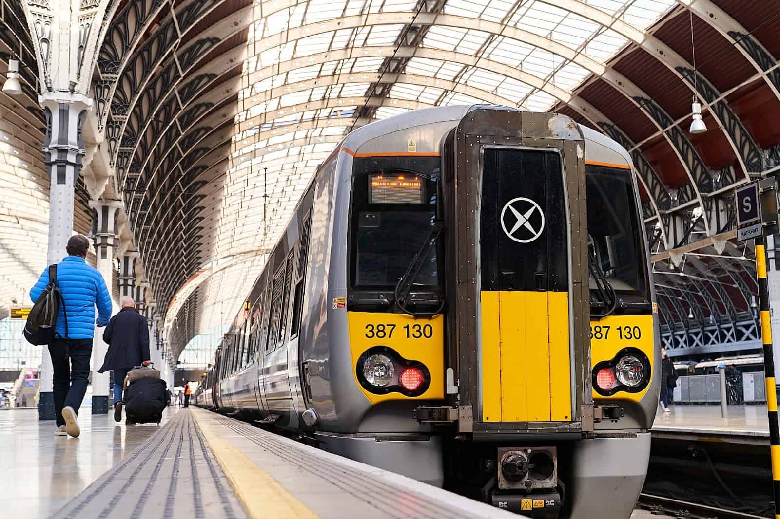 Di chuyển từ sân bay về thành phố London bằng tàu Heathrow express