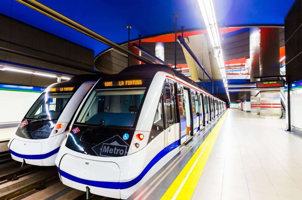 Di chuyển từ sân bay về thành phố Madrid bằng metro