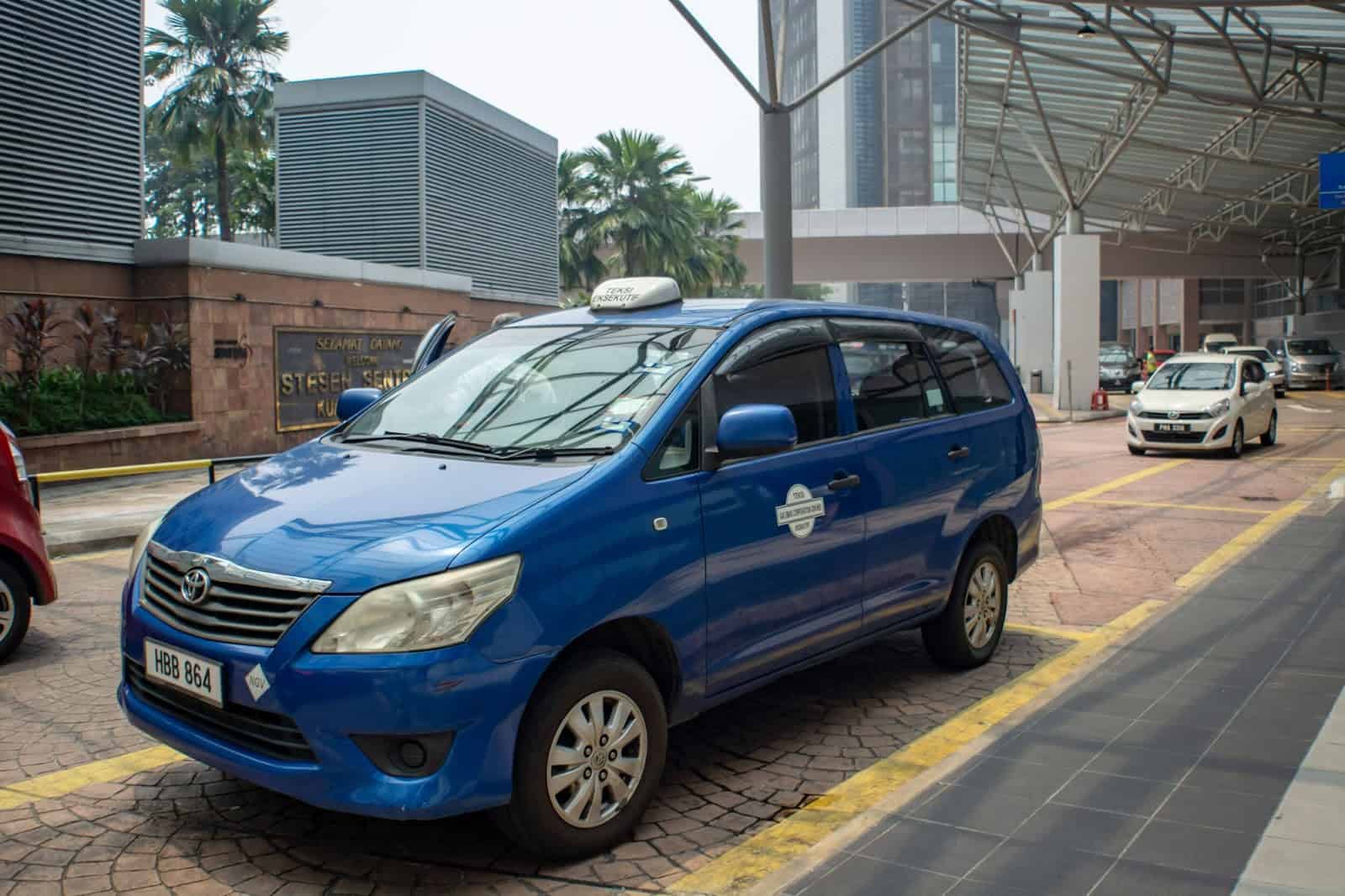 Di chuyển từ sân bay về trung tâm thủ đô Kualar Lumpur bằng xe taxi