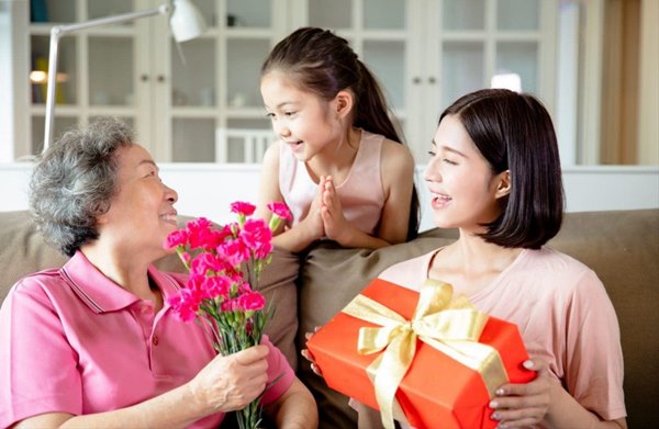 Quà Sinh Nhật Cho Bà – Gửi Gắm Tình Yêu Qua Những Điều Nhỏ Nhất