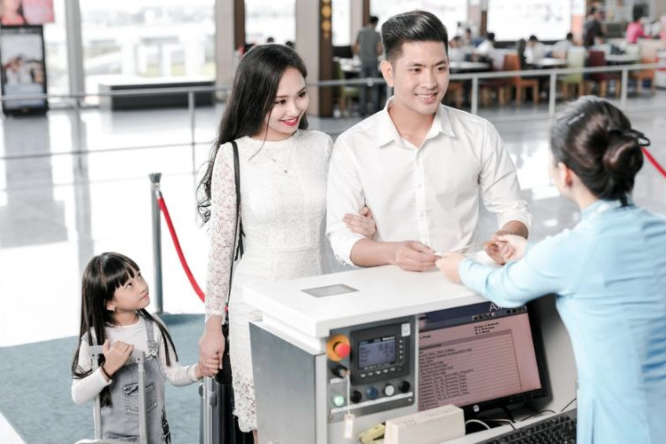 Gia đình có con nhỏ cũng ưu tiên dùng dịch vụ đón tiễn sân bay