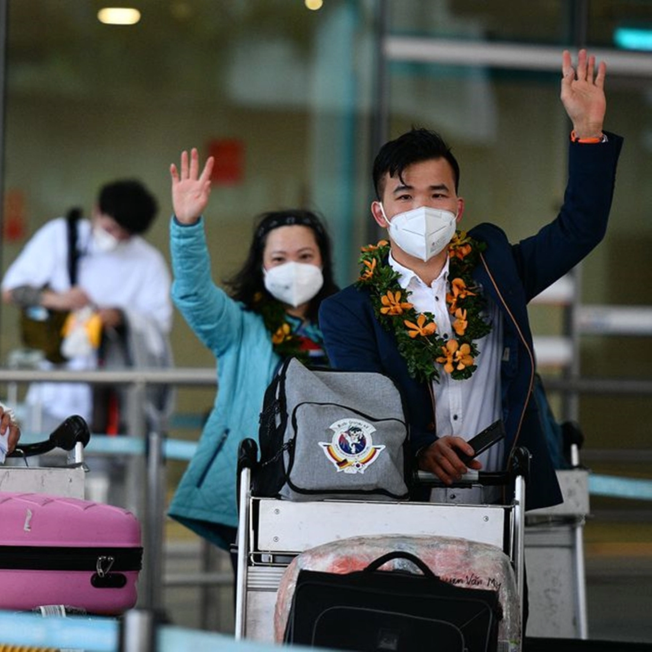 Người lần đầu xuất cảnh hoặc Việt Kiều về nước