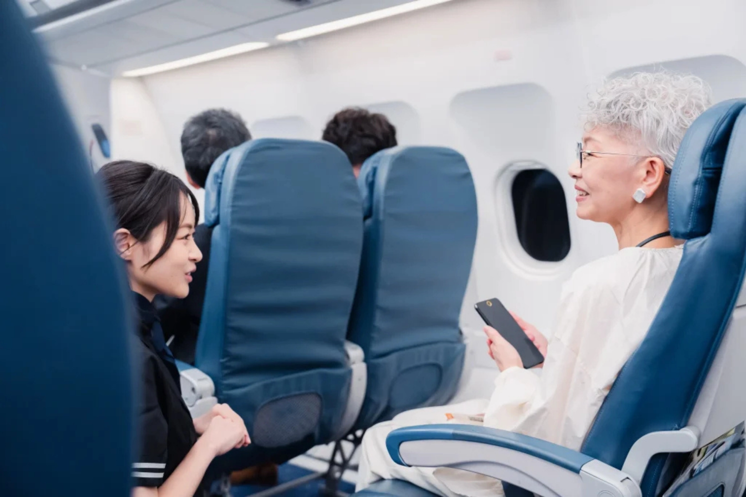 Kinh nghiệm giúp người già đi máy bay quốc tế an toàn, thoải mái