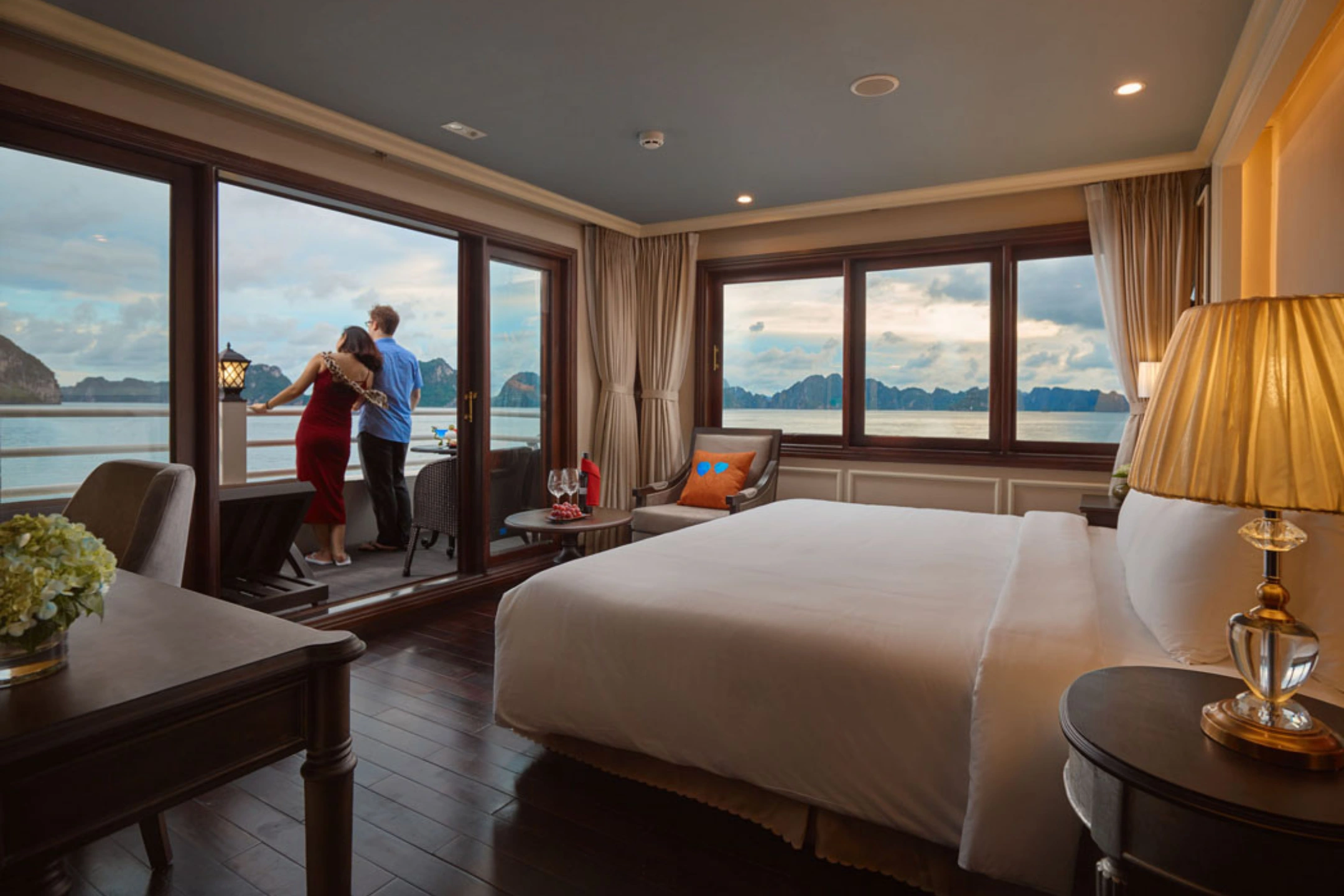 Trải nghiệm ngủ qua đêm trên du thuyền Cát Bà