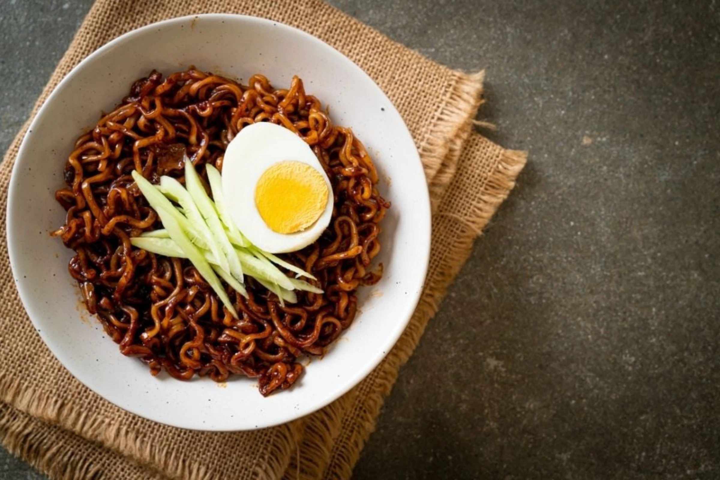 Mì tương đen trứ danh